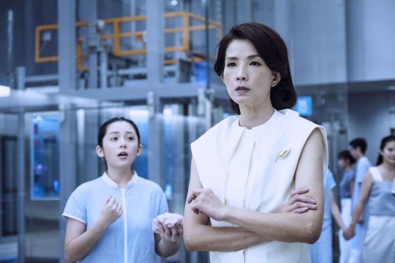 《你的孩子不是你的孩子-必須過動》葉全真在劇中飾演未來世界的模範母親,女兒若娃.jpg 《你的孩子不是你的孩子-必須過動》葉全真在劇中飾演未來世界的模範母親,女兒若娃.jpg