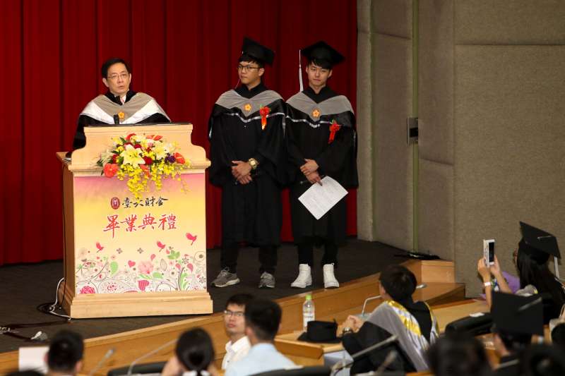 20180610-台大校長遴選風波主角管中閔,以神祕嘉賓身份,身著博士袍應邀出席台大管理學院財金系小畢典致詞。(陳明仁攝) 20180610-台大校長遴選風波主角管中閔,以神祕嘉賓身份,身著博士袍應邀出席台大管理學院財金系小畢典致詞。(陳明仁攝)