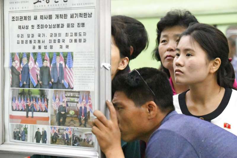 2018年6月13日,北韓民眾關注川金會報導。(AP) 2018年6月13日,北韓民眾關注川金會報導。(AP)