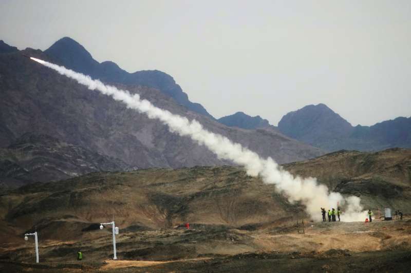 「國際軍事比賽─2018」參賽的中國防空兵使用飛彈打擊模擬直升機靶標。(新華社) 「國際軍事比賽─2018」參賽的中國防空兵使用飛彈打擊模擬直升機靶標。(新華社)