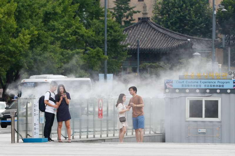 2018年7月27日,兩名兒童在法國巴黎艾菲爾鐵塔旁的噴泉裡戲水納涼(新華社) 2018年7月27日,兩名兒童在法國巴黎艾菲爾鐵塔旁的噴泉裡戲水納涼(新華社)