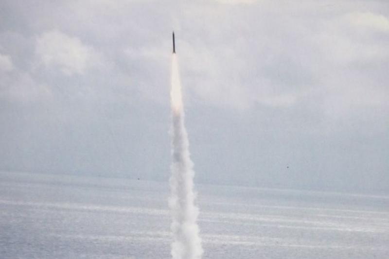 雲峰中程飛彈的研發人員將納入微衛星及強弓計畫,持續提昇中程飛彈技術,其中強弓計畫即為天弓三型防空飛彈的增程型。圖為天弓三型飛彈。(余志偉翻攝自《禮讚一百、精實國軍軍聞社攝影集》)