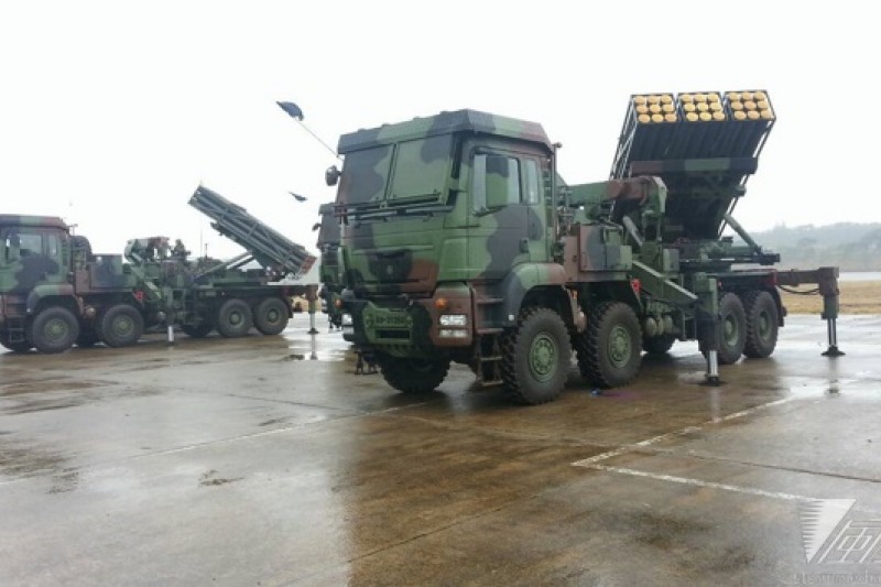 國防部2015年春節加強戰備活動,27日上午前往陸軍第6軍團湖口基地,參訪陸軍裝甲542旅等部隊的「地空整體反空(機)降作戰」操演,陸軍火力強大的雷霆2000多管火箭營也參與這次公開操演。(朱明攝)