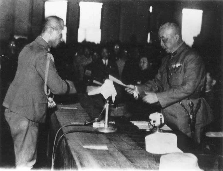 陳儀將軍於台北公會堂接受日軍第10方面軍參謀長諫山春樹將軍簽署過後的投降書。(維基百科) 陳儀將軍於台北公會堂接受日軍第10方面軍參謀長諫山春樹將軍簽署過後的投降書。(維基百科)