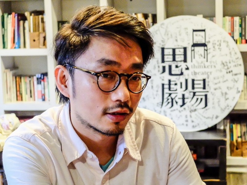 思剧场专题,「死刑犯的最后一天」一剧导演张哲龙,本身也是思剧场的艺术总监,张哲龙说,这部剧并不是要生硬的讲死刑存废等等的道理,而是透过戏剧表现,让观众进到更深层次思考。 思剧场专题,「死刑犯的最后一天」一剧导演张哲龙,本身也是思剧场的艺术总监,张哲龙说,这部剧并不是要生硬的讲死刑存废等等的道理,而是透过戏剧表现,让观众进到更深层次思考。
