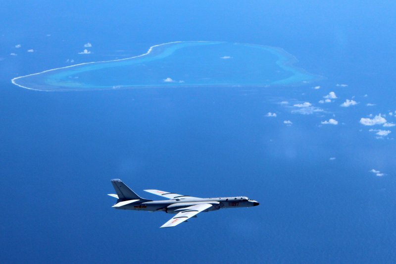 由新華社公佈,中國空軍的轟炸機「轟-6K」近日在南海島礁上空巡弋的照片。(美聯社) 由新華社公佈,中國空軍的轟炸機「轟-6K」近日在南海島礁上空巡弋的照片。(美聯社)