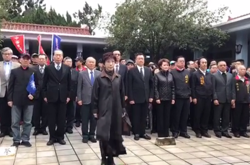 國民黨主席洪秀柱率黨工到頭寮謁陵。(視頻截圖) 國民黨主席洪秀柱率黨工到頭寮謁陵。(視頻截圖)