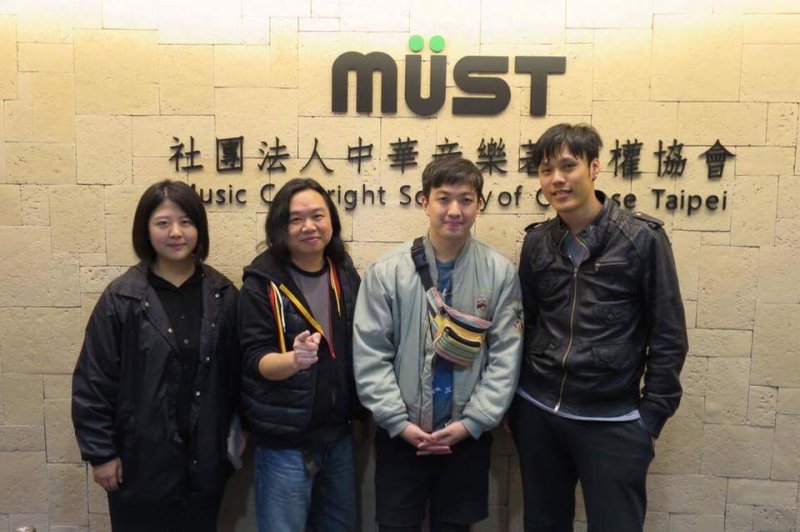 音樂創作人李孝祖(右二)則指出,網路平台的授權合約是大家很容易忽略的一項。有些平台,創作者註冊會員、把音樂上傳後,就等於授權平台方可以永久無償使用這些作品。(取自李孝祖臉書) 音樂創作人李孝祖(右二)則指出,網路平台的授權合約是大家很容易忽略的一項。有些平台,創作者註冊會員、把音樂上傳後,就等於授權平台方可以永久無償使用這些作品。(取自李孝祖臉書)