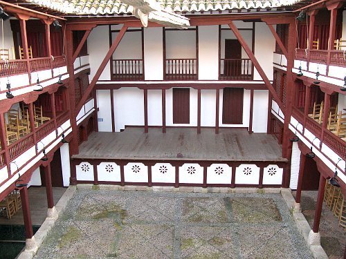 「露天劇場」的舞台及周圍的觀眾席.jpg 「露天劇場」的舞台及周圍的觀眾席.jpg