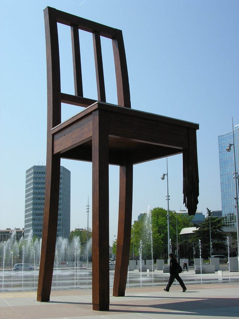 日內瓦萬國宮(Palais des Nations)前的三腳椅(Broken Chair)廣場(MHM-com@Wikipedia / CC BY-SA 3.0) 日內瓦萬國宮(Palais des Nations)前的三腳椅(Broken Chair)廣場(MHM-com@Wikipedia / CC BY-SA 3.0)