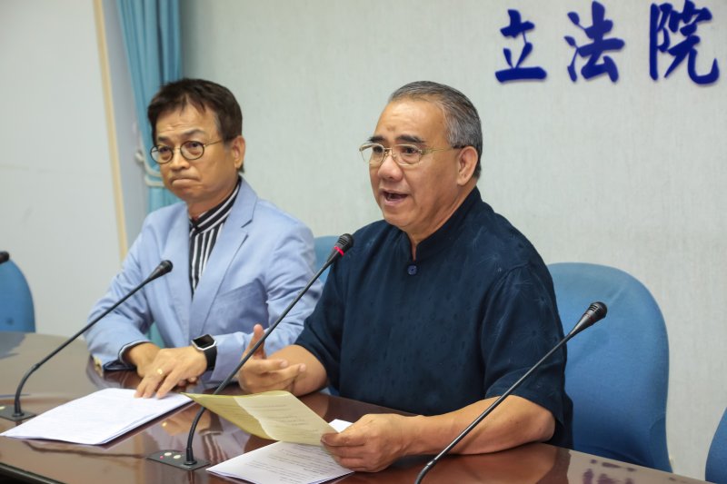 20170525-國民黨總召廖國棟、立委賴士葆25日就大法官有關同昏議題釋憲案召開記者會說明。(顏麟宇攝) 20170525-國民黨總召廖國棟、立委賴士葆25日就大法官有關同昏議題釋憲案召開記者會說明。(顏麟宇攝)