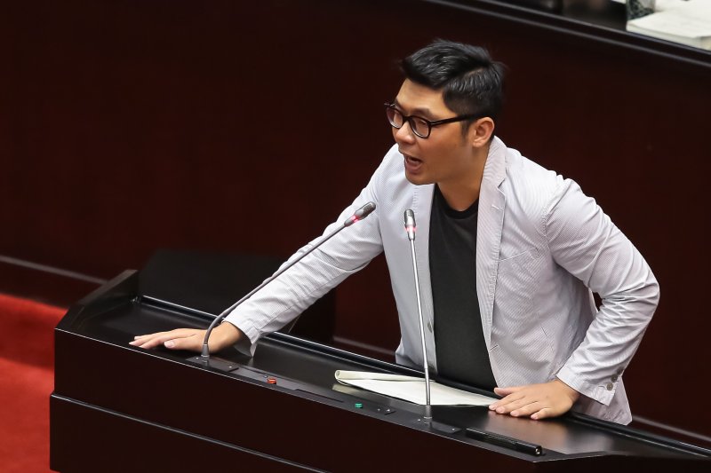 20170622-國民黨立委許毓仁22日於立院臨時會審查「公務人員退休撫卹法草案」時發言。(顏麟宇攝) 20170622-國民黨立委許毓仁22日於立院臨時會審查「公務人員退休撫卹法草案」時發言。(顏麟宇攝)