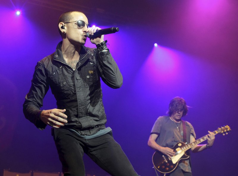 美國搖滾天團「聯合公園」主唱查斯特.班寧頓(Chester Bennington,右)。(AP) 美國搖滾天團「聯合公園」主唱查斯特.班寧頓(Chester Bennington,右)。(AP)
