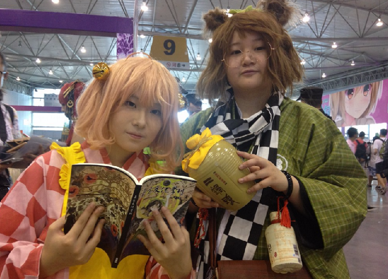 扮成《東方鈴奈庵》本居小鈴、二岩猯藏的coser,路過敝攤,切合主題地拿了我帶來的 《東方文化學刊》和二鍋頭拍了個照。(胡又天提供) 扮成《東方鈴奈庵》本居小鈴、二岩猯藏的coser,路過敝攤,切合主題地拿了我帶來的 《東方文化學刊》和二鍋頭拍了個照。(胡又天提供)