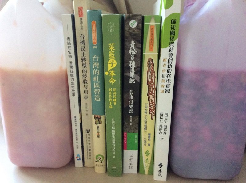 在臺灣學釀的第一批水果酒,是柳丁與紅龍果,彼時人在宜蘭深溝,一邊釀酒,一邊探訪小農,一邊讀一些與臺灣農業有關的書,看人家是怎麼用十年二十年釀造的。(寇延丁提供) 在臺灣學釀的第一批水果酒,是柳丁與紅龍果,彼時人在宜蘭深溝,一邊釀酒,一邊探訪小農,一邊讀一些與臺灣農業有關的書,看人家是怎麼用十年二十年釀造的。(寇延丁提供)