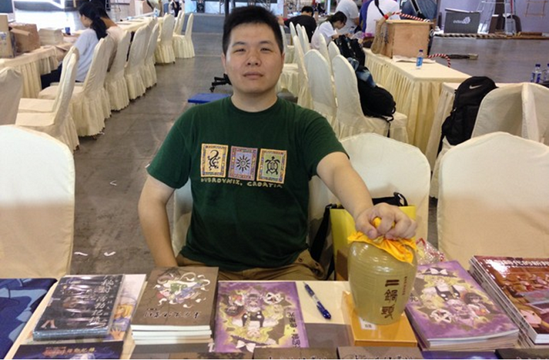 布展完成後留影。帶這罐金門高粱二鍋頭,是因為以酒量馳名的《東方Project》原作者ZUN 有過一張捧著這款二鍋頭的照片在網上流傳。(胡又天提供) 布展完成後留影。帶這罐金門高粱二鍋頭,是因為以酒量馳名的《東方Project》原作者ZUN 有過一張捧著這款二鍋頭的照片在網上流傳。(胡又天提供)