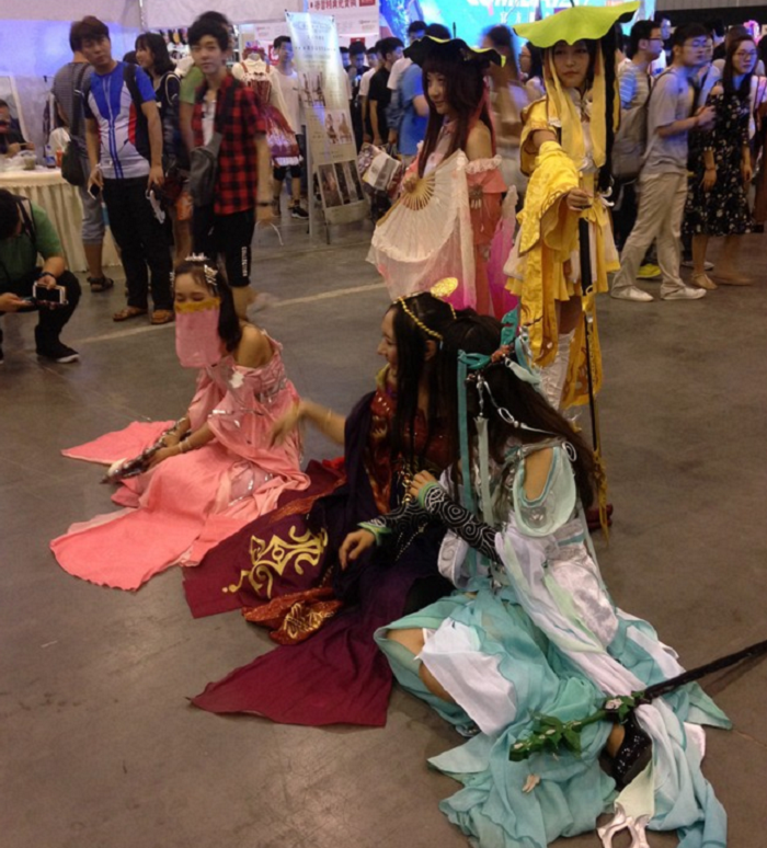 遊戲風格的古裝,因為要賣錢所以要露肉,久而久之這種風格就被半戲謔半惡意地稱為「妖豔的賤貨」(胡又天提供) 遊戲風格的古裝,因為要賣錢所以要露肉,久而久之這種風格就被半戲謔半惡意地稱為「妖豔的賤貨」(胡又天提供)