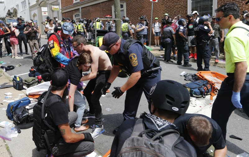 美國維吉尼亞州沙洛斯維(Charlottesville)12日發生種族主義攻擊,釀成慘重死傷(AP) 美國維吉尼亞州沙洛斯維(Charlottesville)12日發生種族主義攻擊,釀成慘重死傷(AP)