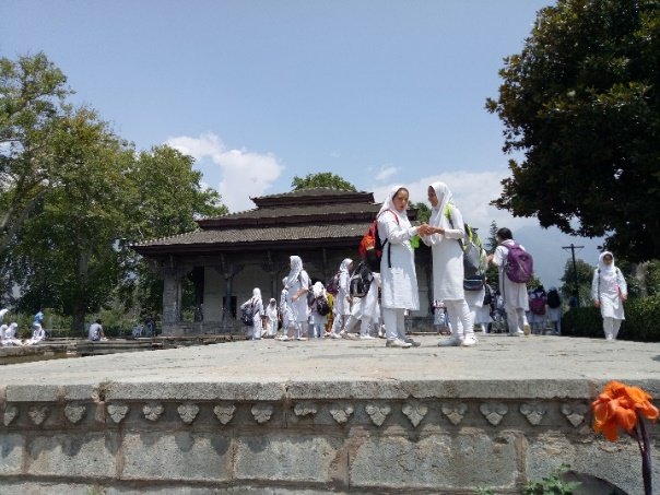 花園裡學生斯里納加隨想 (林修正提供) 花園裡學生斯里納加隨想 (林修正提供)