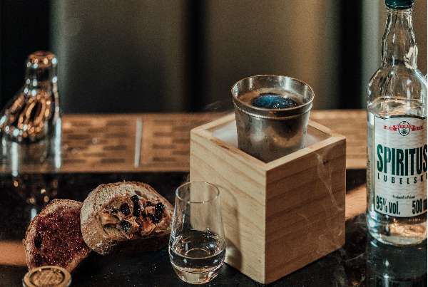 楊子逸特別準備丹麥人愛吃的黑麵包,搭配上鯖魚罐頭和野莓醬,達到酸、鹹、甜三味平衡,佐上特調 SKY x KOR Taipei,即是最好的組合。(圖/明日誌MOT TIMES提供) 楊子逸特別準備丹麥人愛吃的黑麵包,搭配上鯖魚罐頭和野莓醬,達到酸、鹹、甜三味平衡,佐上特調 SKY x KOR Taipei,即是最好的組合。(圖/明日誌MOT TIMES提供)