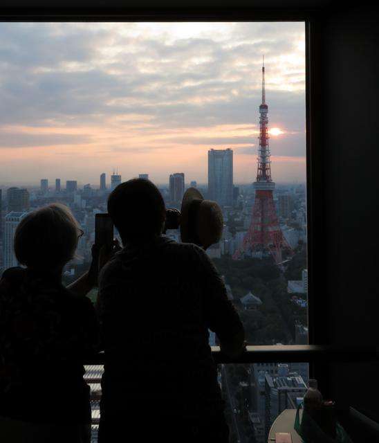 世界貿易中心瞭望台,因前來拍攝東京日落天空的人們而顯得熱鬧不已。(圖/日本購物攻略提供) 世界貿易中心瞭望台,因前來拍攝東京日落天空的人們而顯得熱鬧不已。(圖/日本購物攻略提供)