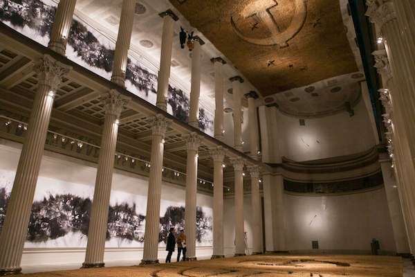 《河流》,2017。火藥、畫布,3 x 20 m。《大地》,2017。蘆葦、木板、反光高分子膜,麥田約8 x 19.8m, 鏡面約8 x 20m。《河流》《大地》於普希金國家藝術博物館展覽現場,2017年。(圖/澎湃新聞提供) 《河流》,2017。火藥、畫布,3 x 20 m。《大地》,2017。蘆葦、木板、反光高分子膜,麥田約8 x 19.8m, 鏡面約8 x 20m。《河流》《大地》於普希金國家藝術博物館展覽現場,2017年。(圖/澎湃新聞提供)