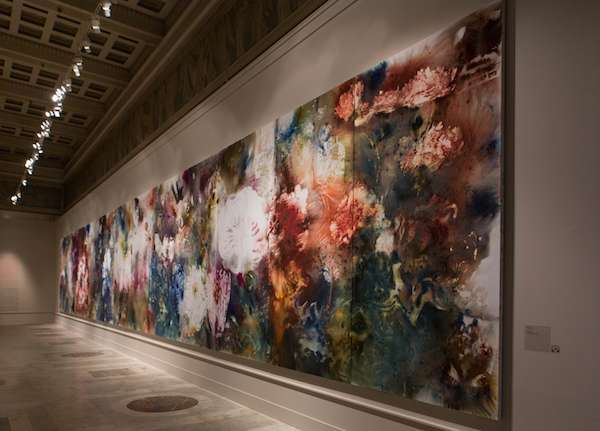 《花園》, 2017。火藥、畫布,3 x 20 m。普希金國家藝術博物館展覽現場,2017年。(圖/澎湃新聞提供) 《花園》, 2017。火藥、畫布,3 x 20 m。普希金國家藝術博物館展覽現場,2017年。(圖/澎湃新聞提供)