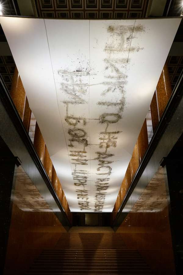《聲音》,2017。火藥、絲綢,4.7 x 20 m。於普希金國家藝術博物館展覽現場,2017年。(圖/澎湃新聞提供) 《聲音》,2017。火藥、絲綢,4.7 x 20 m。於普希金國家藝術博物館展覽現場,2017年。(圖/澎湃新聞提供)