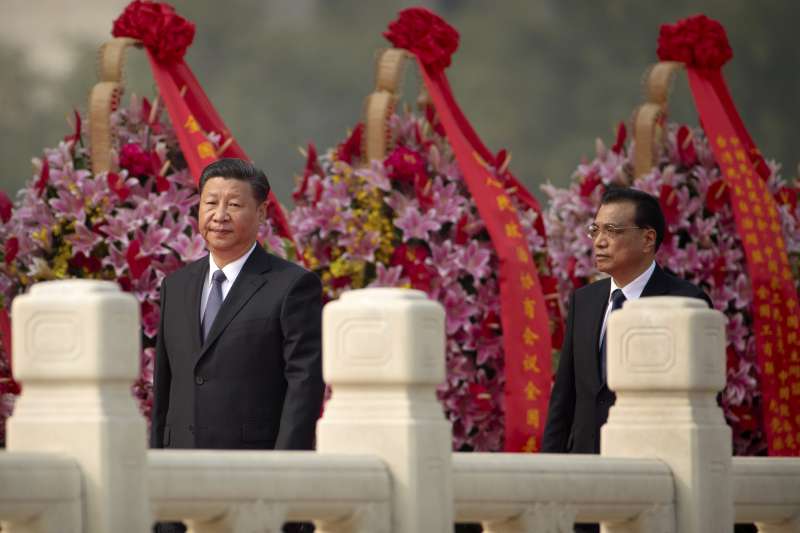 9月30日是中國的「烈士紀念日」,中共領導人習近平、李克強上午在北京天安門廣場參加向人民英雄敬獻花籃儀式。(AP) 9月30日是中國的「烈士紀念日」,中共領導人習近平、李克強上午在北京天安門廣場參加向人民英雄敬獻花籃儀式。(AP)