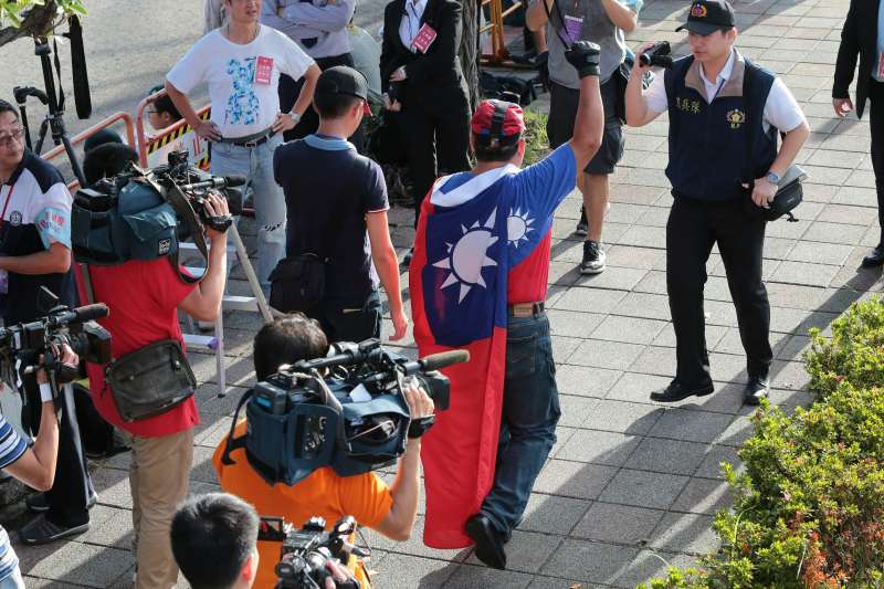 2017國慶大典,陳抗民眾楊思聖披著國旗進場。(顏麟宇攝).jpg 2017國慶大典,陳抗民眾楊思聖披著國旗進場。(顏麟宇攝).jpg