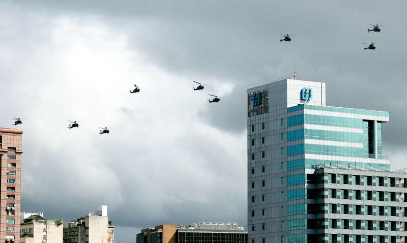 陸軍阿帕契、眼鏡蛇與戰搜直升機組成國軍旋翼機部隊,各以3架次整齊劃一緩緩通過主席台上空。這也是阿帕契等直升機首度飛越府前上空。(蘇仲泓攝).jpg 陸軍阿帕契、眼鏡蛇與戰搜直升機組成國軍旋翼機部隊,各以3架次整齊劃一緩緩通過主席台上空。這也是阿帕契等直升機首度飛越府前上空。(蘇仲泓攝).jpg