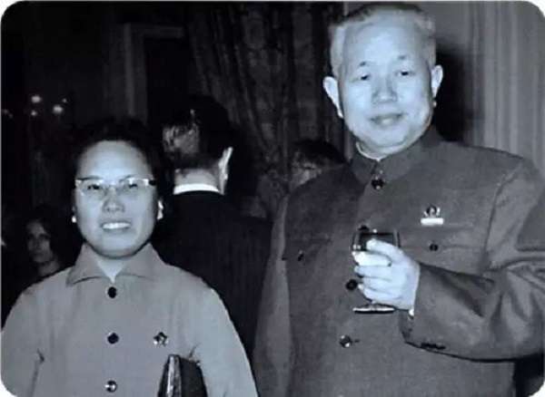 黃鎮夫婦在法國。 黃鎮夫婦在法國。