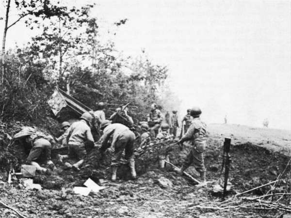 24日被誤炸的美軍。(圖/澎湃新聞提供) 24日被誤炸的美軍。(圖/澎湃新聞提供)