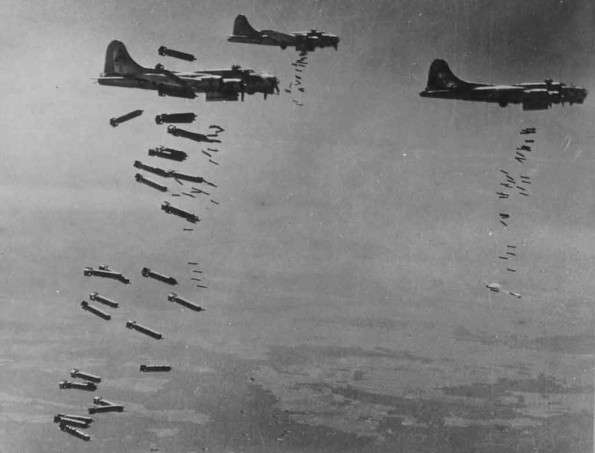 7月24日執行任務的B-17重型轟炸機。(圖/澎湃新聞提供) 7月24日執行任務的B-17重型轟炸機。(圖/澎湃新聞提供)