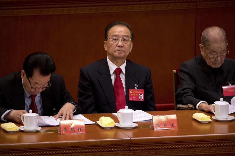 2017年10月18日,中共十九大在北京召開,溫家寶(中)(AP) 2017年10月18日,中共十九大在北京召開,溫家寶(中)(AP)