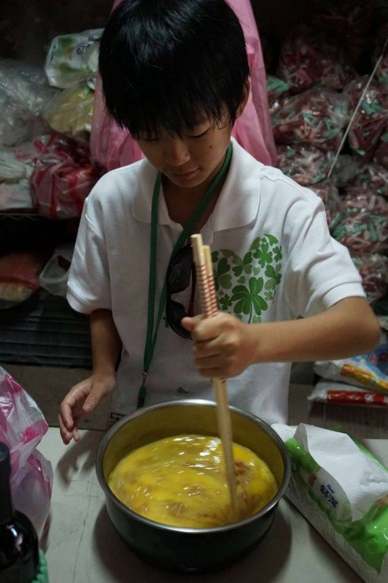 風數據/志工專題。13歲的劉彥函從4歲起就跟著爺奶爸媽做志工,印象較深的就是到烏來福山國小協助整理有機農園,他說:「可以接觸泥土、親手採摘作物製做成品,又可以幫助小朋友,真的很有趣。」(劉力文提供) 風數據/志工專題。13歲的劉彥函從4歲起就跟著爺奶爸媽做志工,印象較深的就是到烏來福山國小協助整理有機農園,他說:「可以接觸泥土、親手採摘作物製做成品,又可以幫助小朋友,真的很有趣。」(劉力文提供)