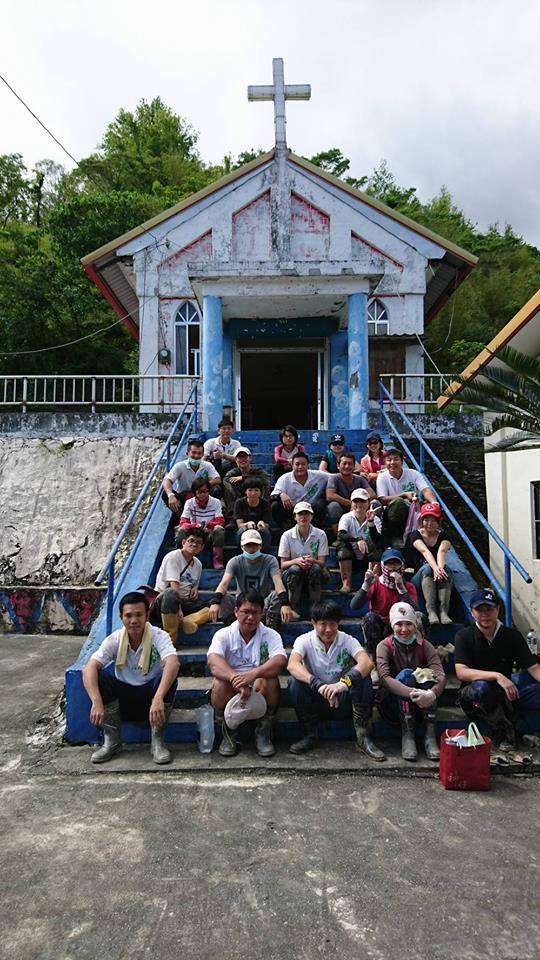 風數據/志工專題。2009年八八風災重創南台灣,家住北市的劉力文與妻子莊蘭蘭定期自發性南下救災,最後還與一群志同道合的志工伙伴成立「台北效力志工團」。(劉力文提供) 風數據/志工專題。2009年八八風災重創南台灣,家住北市的劉力文與妻子莊蘭蘭定期自發性南下救災,最後還與一群志同道合的志工伙伴成立「台北效力志工團」。(劉力文提供)