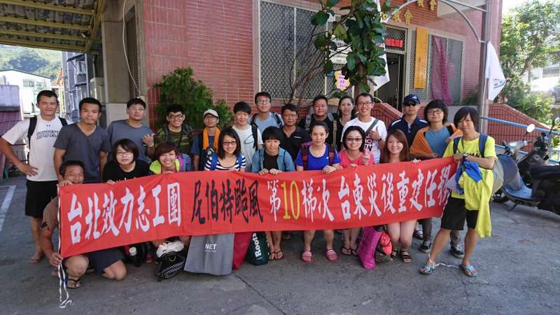 風數據/志工專題。2009年八八風災重創南台灣,家住台北市的劉力文與妻子莊蘭蘭定期自發性南下救災,最後還與一群志同道合的志工伙伴成立「台北效力志工團」。(劉力文提供) 風數據/志工專題。2009年八八風災重創南台灣,家住台北市的劉力文與妻子莊蘭蘭定期自發性南下救災,最後還與一群志同道合的志工伙伴成立「台北效力志工團」。(劉力文提供)