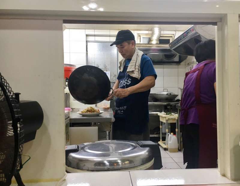 小小廚房裡,老闆侯丙木的身影竄來竄去,一下洗碗、一下又炒菜。(圖/鐘敏瑜攝) 小小廚房裡,老闆侯丙木的身影竄來竄去,一下洗碗、一下又炒菜。(圖/鐘敏瑜攝)