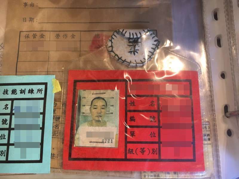 從土城看守所、台北監獄到台東泰源技訓所,當時的受刑證件他都一一留存著。(圖/鐘敏瑜攝) 從土城看守所、台北監獄到台東泰源技訓所,當時的受刑證件他都一一留存著。(圖/鐘敏瑜攝)
