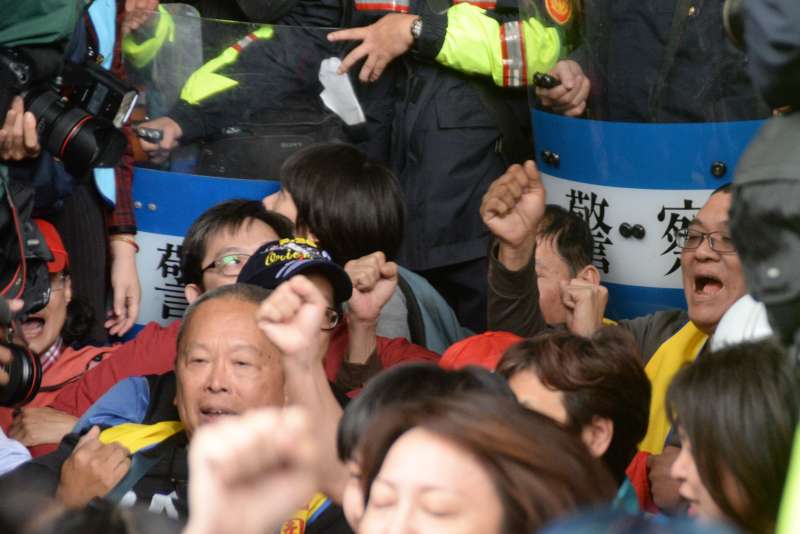 勞團及民團抗議勞基法第二波衝突,民眾衝群賢樓後在群賢樓前坐下。(甘岱民攝) 勞團及民團抗議勞基法第二波衝突,民眾衝群賢樓後在群賢樓前坐下。(甘岱民攝)