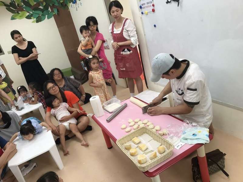 不定期去教小朋友做饅頭,也是鑽石生活中的樂趣之一。(圖/鑽石提供) 不定期去教小朋友做饅頭,也是鑽石生活中的樂趣之一。(圖/鑽石提供)