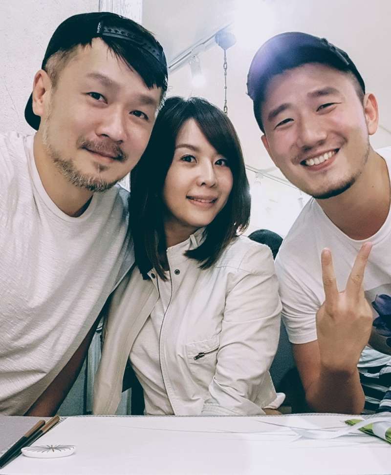 馬克和同事的合照看不出幾乎大了兩輪(圖/逆齡研究所提供) 馬克和同事的合照看不出幾乎大了兩輪(圖/逆齡研究所提供)