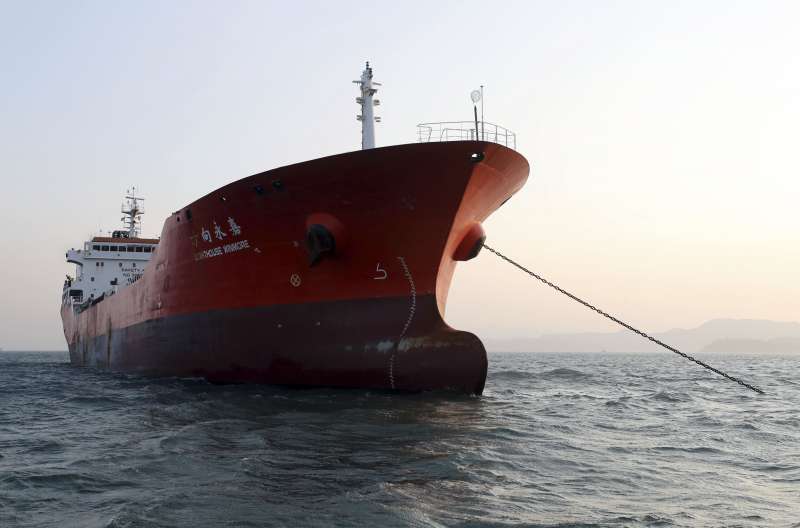 南韓媒體指稱台灣「Billions Bunker Group」租用香港籍油輪「方向永嘉號」(Lighthouse Winmore)在公海上向北韓船隻交運約600噸油品(AP) 南韓媒體指稱台灣「Billions Bunker Group」租用香港籍油輪「方向永嘉號」(Lighthouse Winmore)在公海上向北韓船隻交運約600噸油品(AP)
