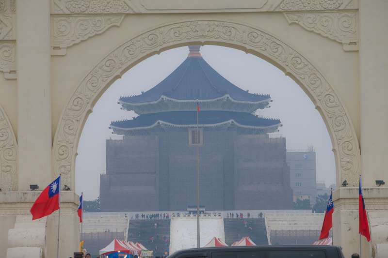 20171231-空污配圖:空氣品質指標(AQI),PM2.5,紅害,境外空污,霾害沙塵,中正紀念堂,自由廣場。(陳明仁攝) 20171231-空污配圖:空氣品質指標(AQI),PM2.5,紅害,境外空污,霾害沙塵,中正紀念堂,自由廣場。(陳明仁攝)