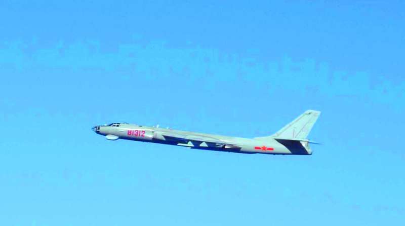 中國軍機頻頻「踩界」,引發日、台國防緊張。(翻攝自日本防衛省統合目僚監部) 中國軍機頻頻「踩界」,引發日、台國防緊張。(翻攝自日本防衛省統合目僚監部)