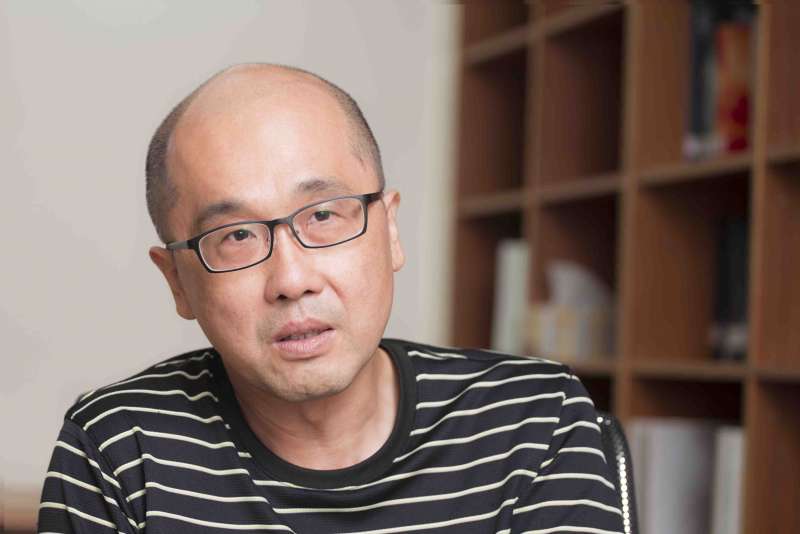 從醫學史的脈絡,巫毓荃發現:「醫學理論的曖昧,讓站在不同立場交戰的人們,都不難找到可以動用的理論資源。」(圖/攝影│張語辰) 從醫學史的脈絡,巫毓荃發現:「醫學理論的曖昧,讓站在不同立場交戰的人們,都不難找到可以動用的理論資源。」(圖/攝影│張語辰)