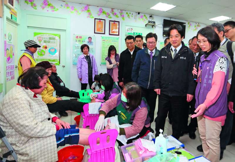 賴清德(右二)將人口問題列為自己行政院長任內的重點施政。(柯承惠攝) 賴清德(右二)將人口問題列為自己行政院長任內的重點施政。(柯承惠攝)