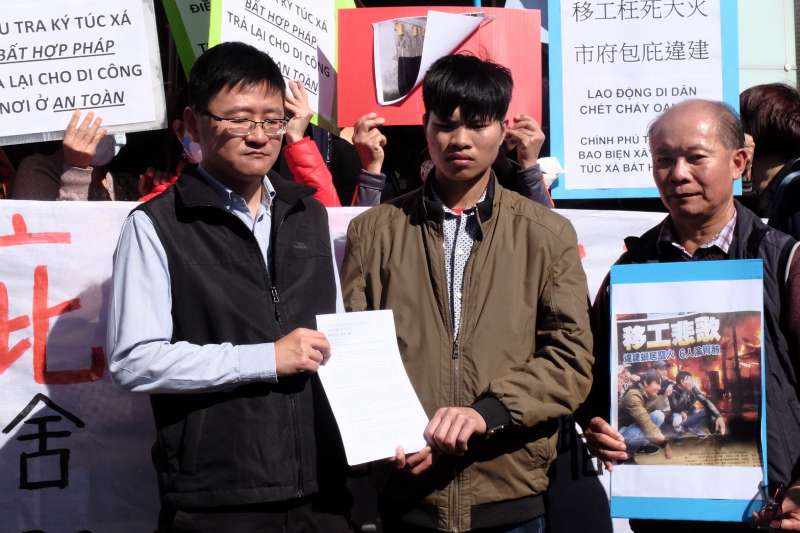 20180103-桃園蘆竹矽卡大火,市府前移工記者會。桃園市勞動局外勞事務科張科長(左)。(謝孟穎攝) 20180103-桃園蘆竹矽卡大火,市府前移工記者會。桃園市勞動局外勞事務科張科長(左)。(謝孟穎攝)