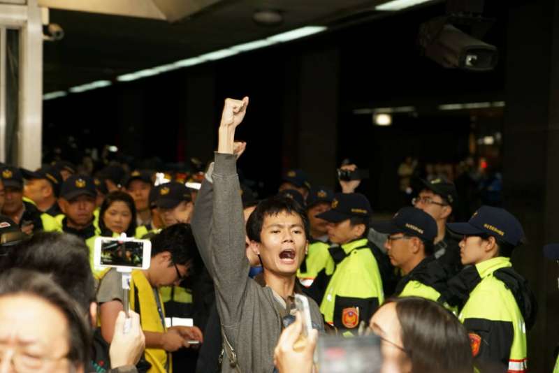 勞團不滿勞基法修法方向,在北車臥軌抗議,與警方發生衝突。(攝影盧逸峰) 勞團不滿勞基法修法方向,在北車臥軌抗議,與警方發生衝突。(攝影盧逸峰)